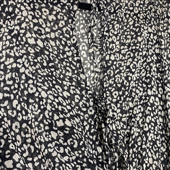 Grade & Gather Leopard Print Blouse. Size: SM - Picture 7 of 7